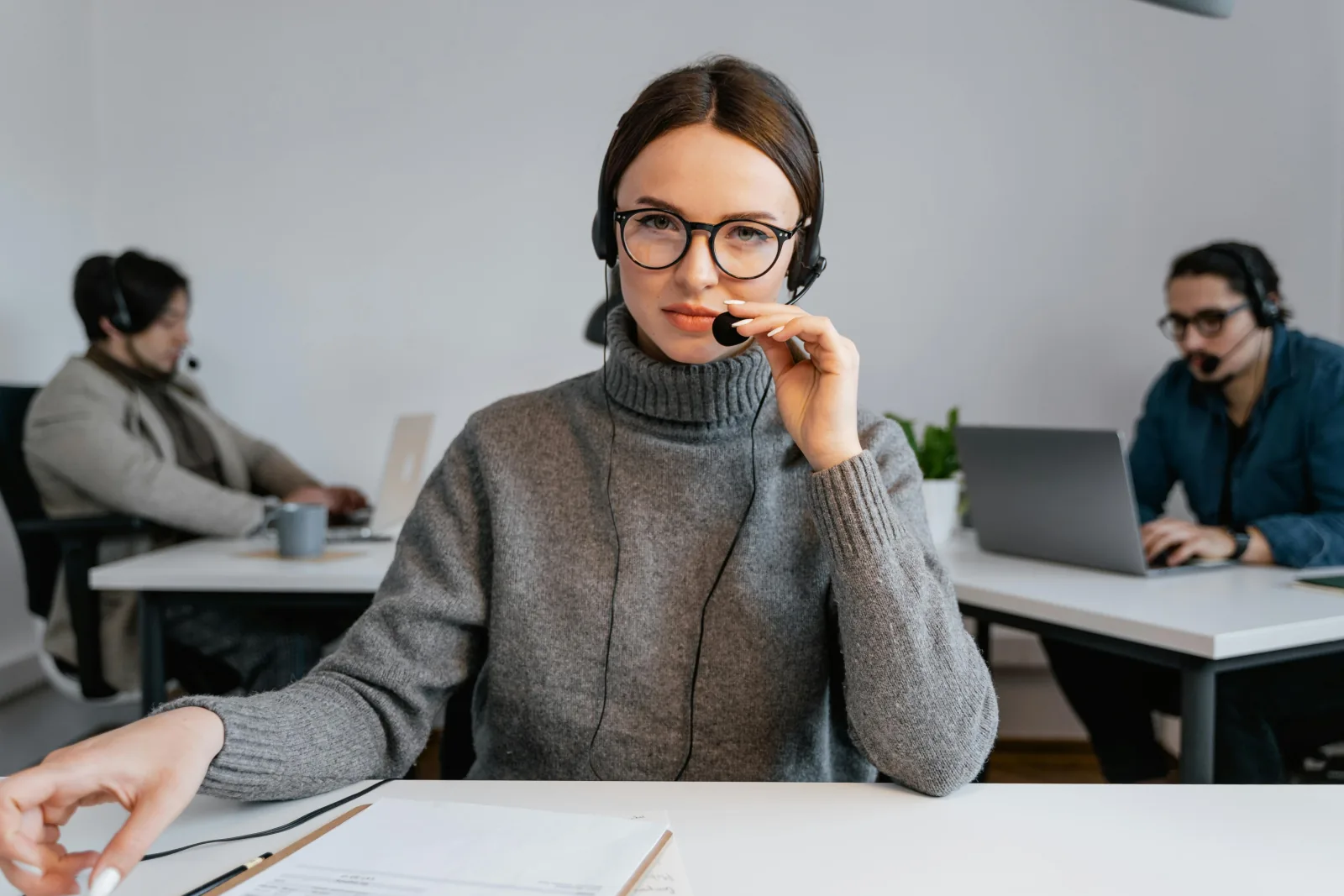 Operator handling inbound sales calls
