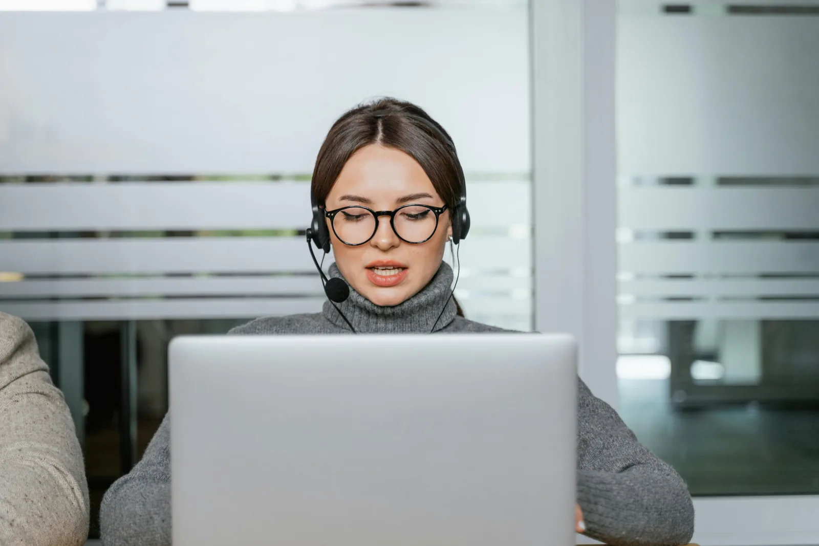 Operator managing calls from a desk