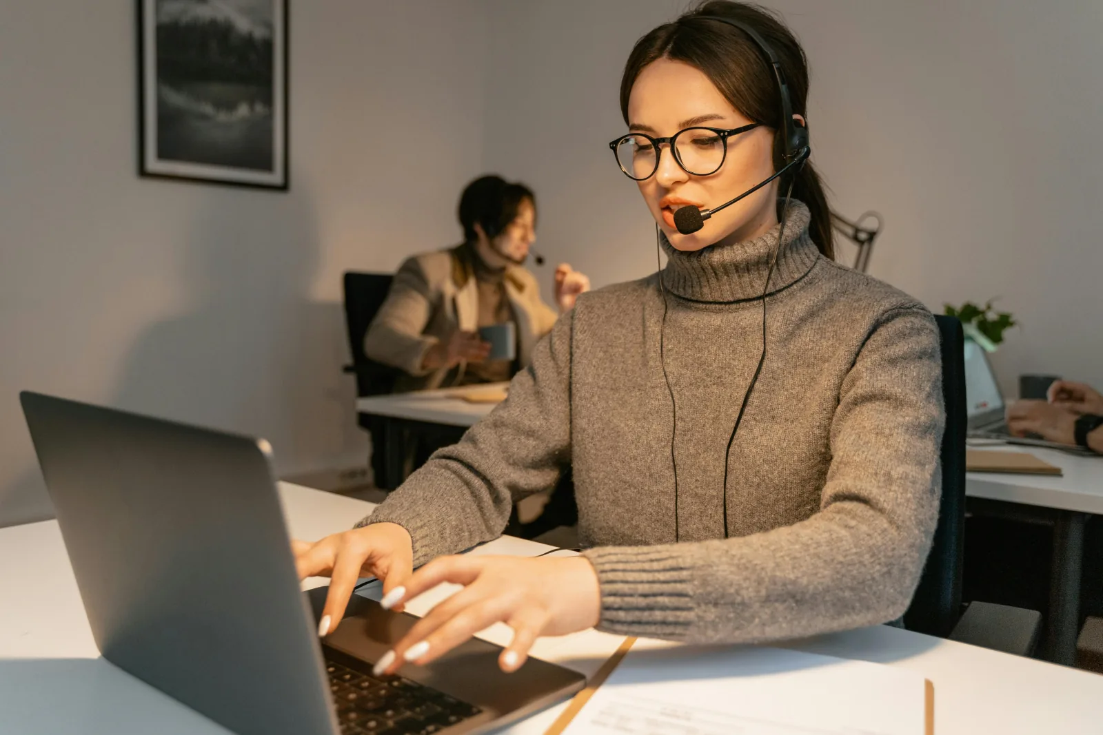 Support operator at a workstation